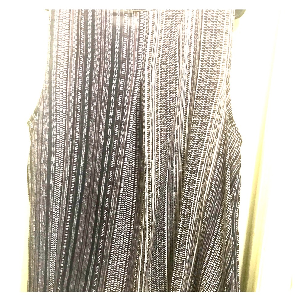 Sleeveless patterned top.